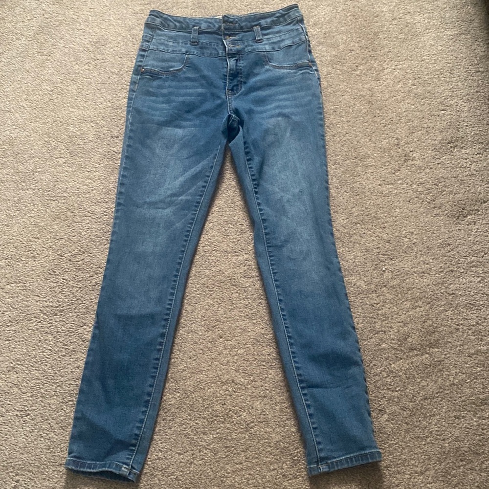 These jean are strechy, comfy. They are in great shape!
